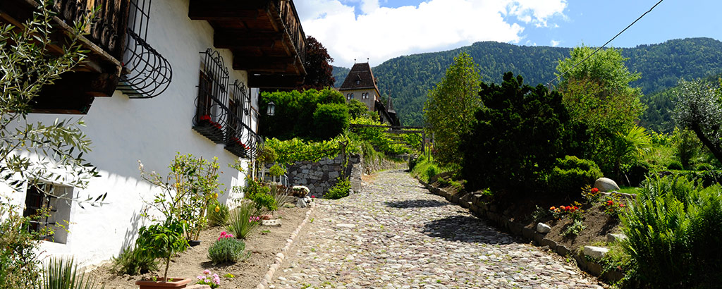 Historisches Weingut Meran, umgeben von Schlössern und Burgen