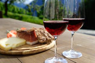 Typische Südtiroler Marende mit Wein vom Felderer Hof