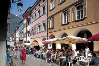 Mittelalterliche Laubengänge mit vielen Geschäften und Bars in Meran