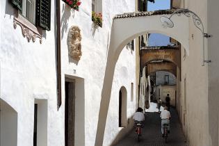 I pittoreschi vicoli del centro storico di Merano