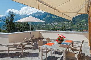 Prima colazione sulla terrazza soleggiata